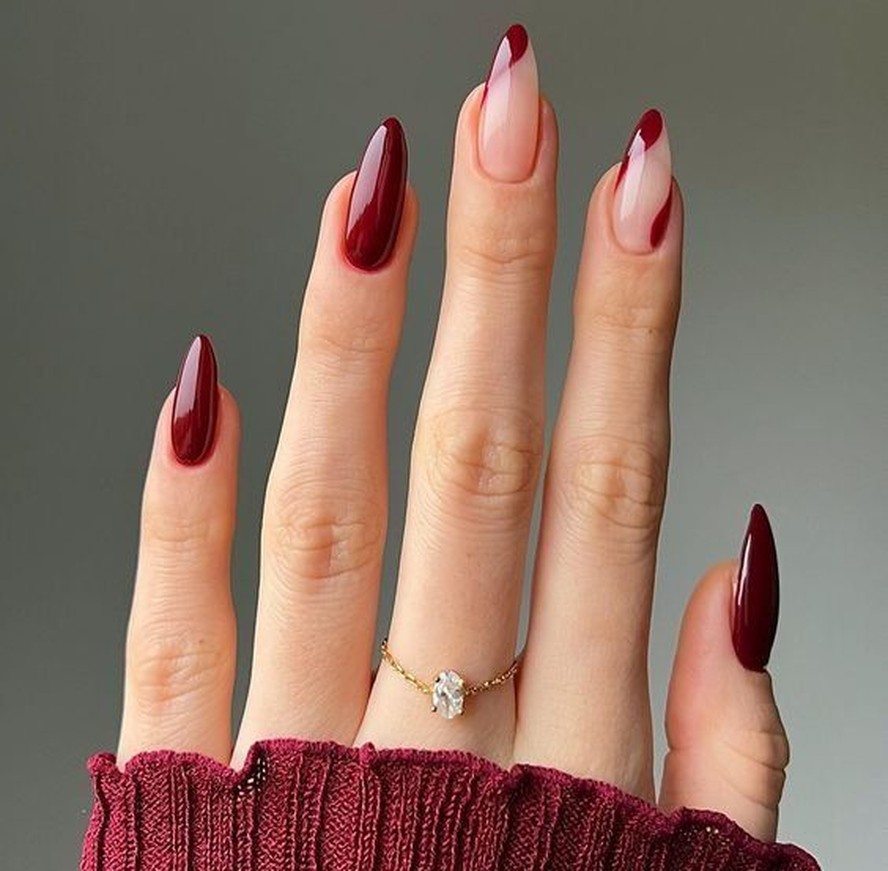 erros comuns ao fazer unhas vermelhas escuras