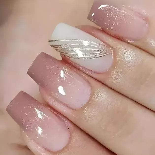 unha francesinha decorada com glitter