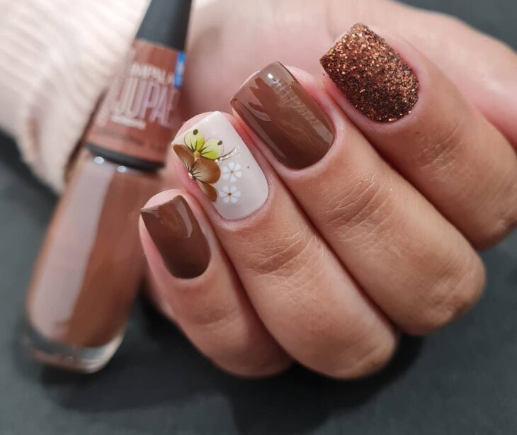 Unhas marrons decoradas minimalistas