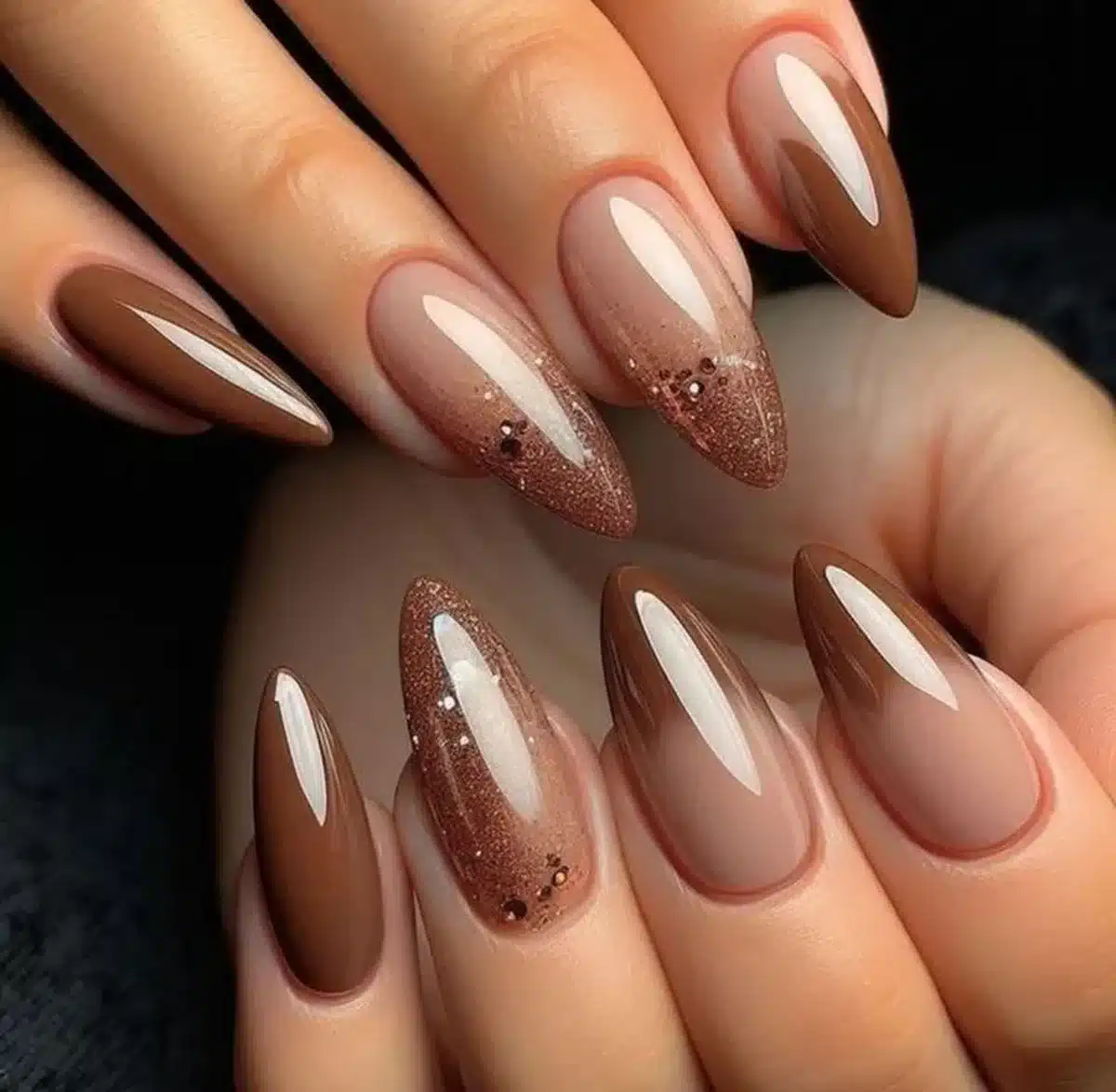 Unhas marrons com dourado