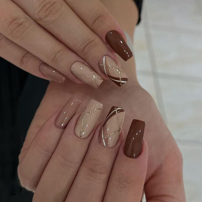 Unhas marrons com laranja queimado