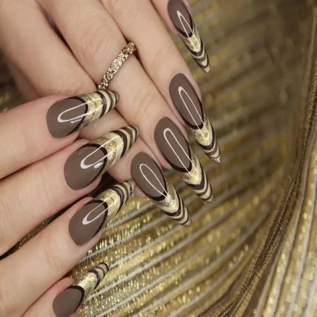 Unhas marrons escuras (marrom café)
