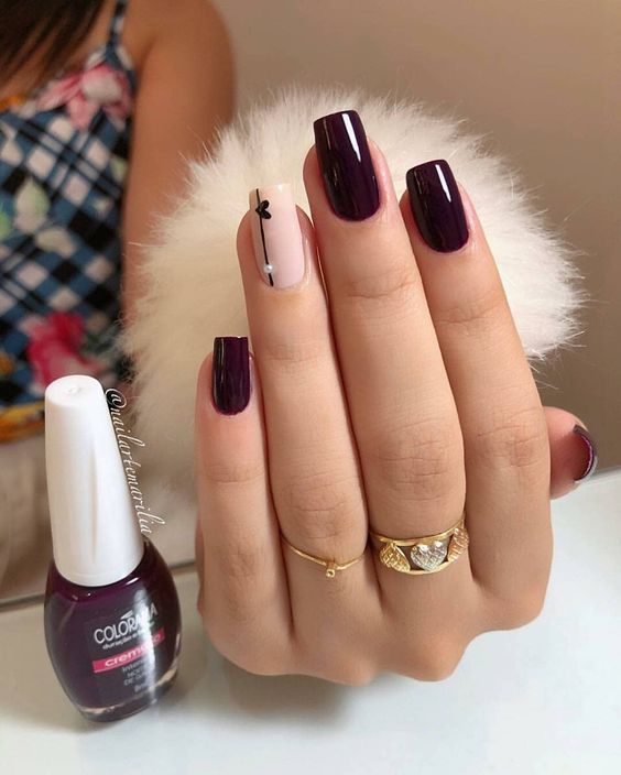 Unhas marrons com dourado