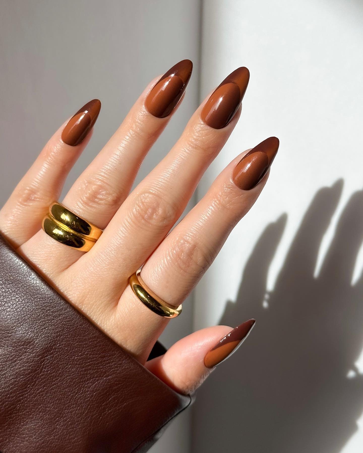 Unhas marrons com detalhes em folha de ouro