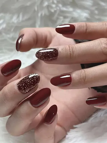 Unhas marrons em tons de caramelo