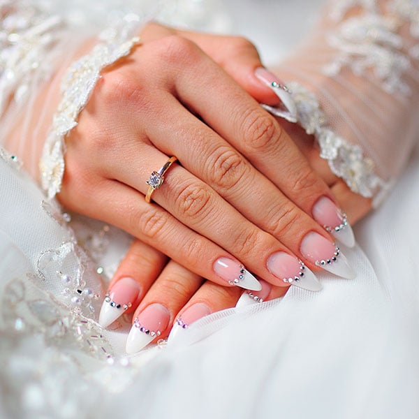Inspirações de Unhas Nude e com Brilho para um Casamento Luxuoso