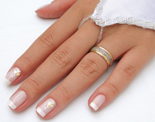 Inspirações de Unhas Nude e com Brilho para um Casamento Luxuoso