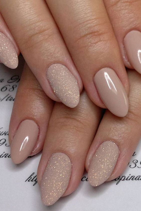 Inspirações de Unhas Nude e com Brilho para um Casamento Luxuoso