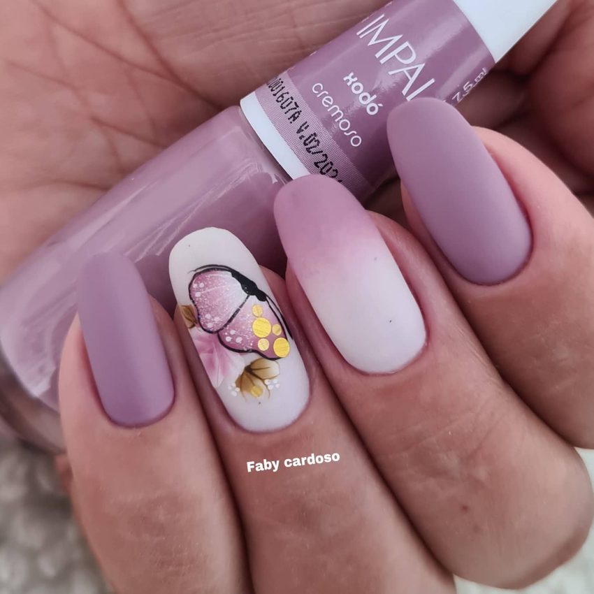 unha redonda decorada com tons metalizados