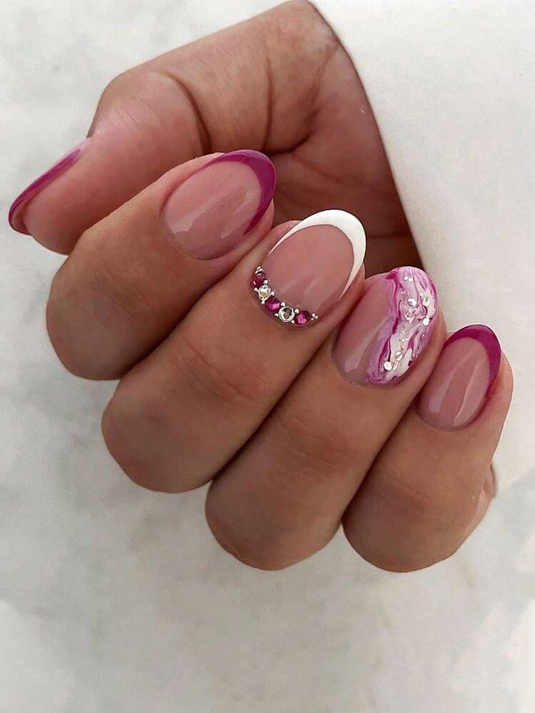 unha redonda decorada com branco