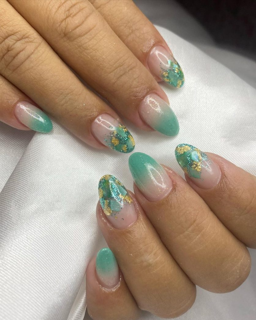 unha redonda decorada com roxo