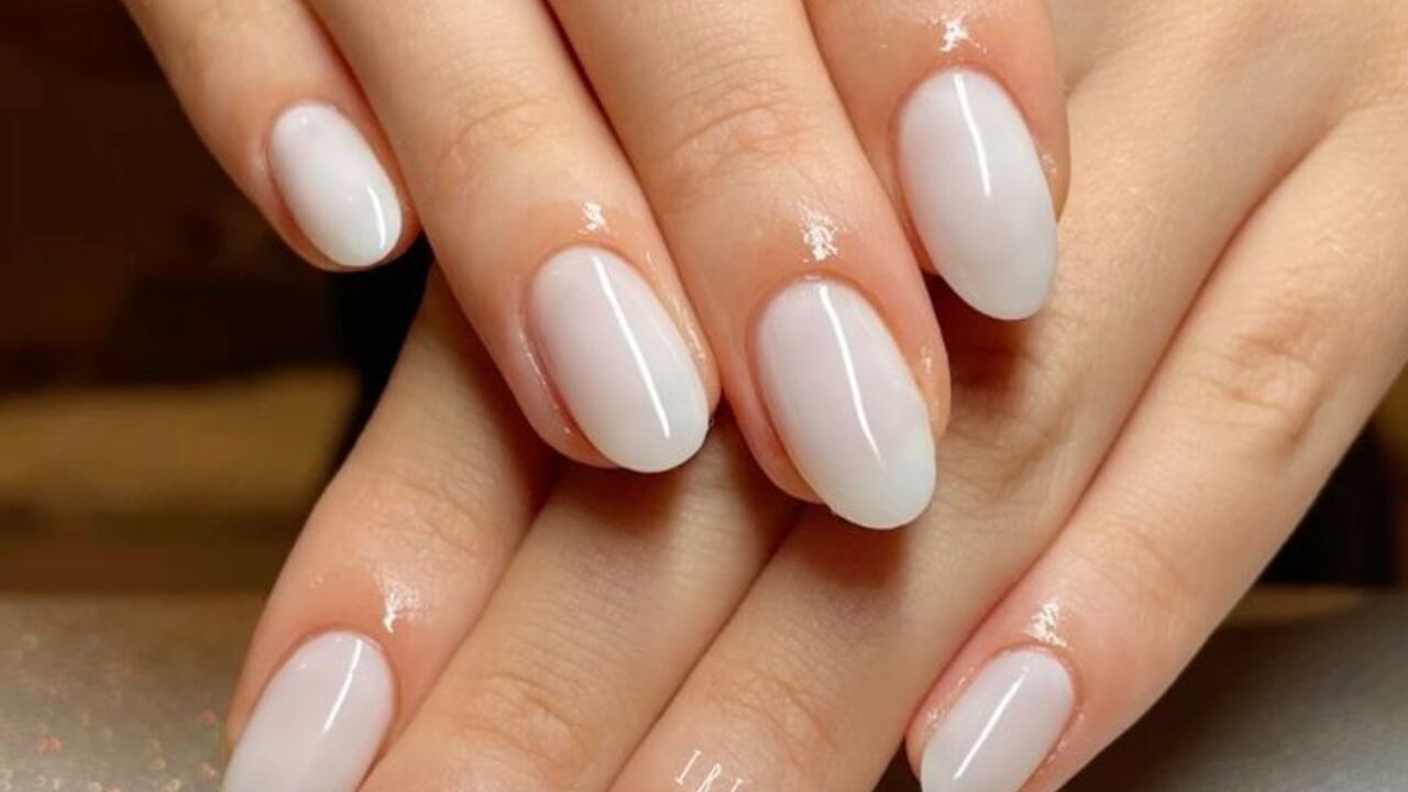 Esmalte branco para unhas