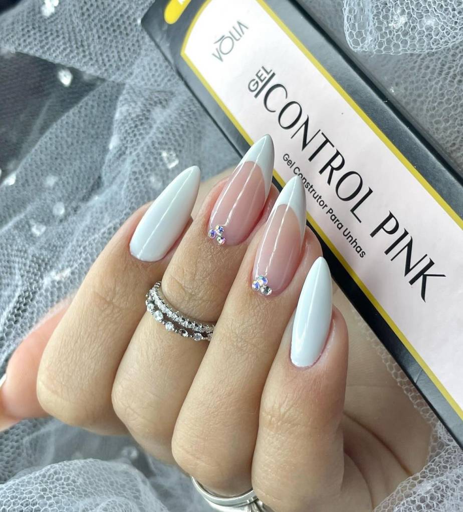 Unhas brancas longas