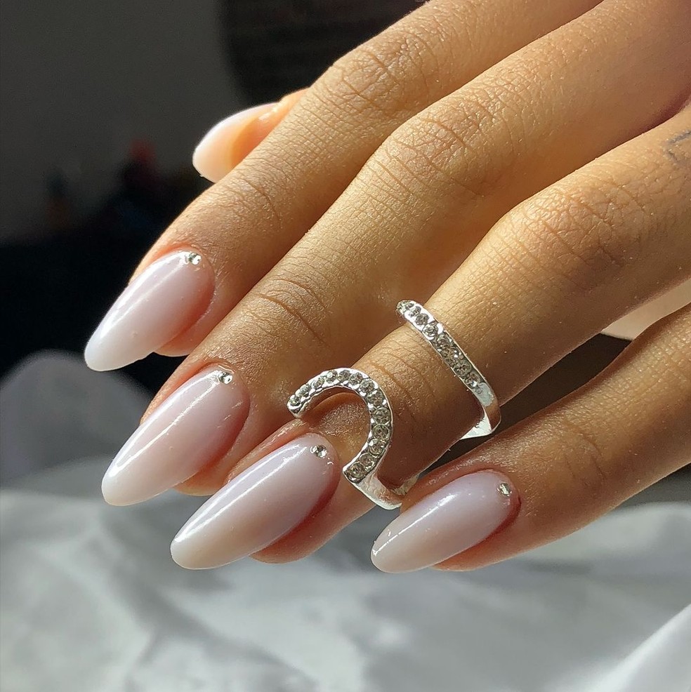 unhas clarinhas