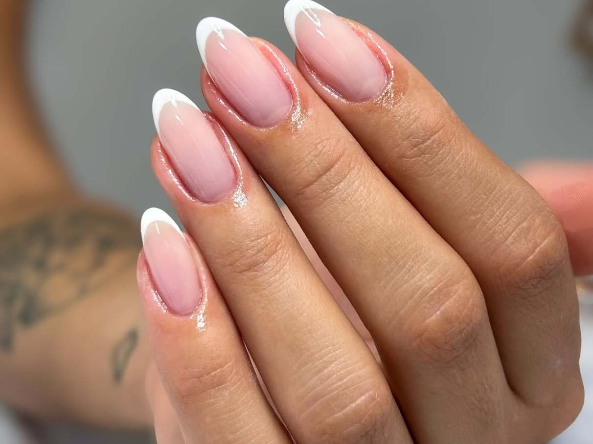 unhas clarinhas e delicadas