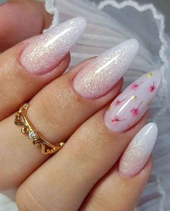 unhas clarinhas e delicadas