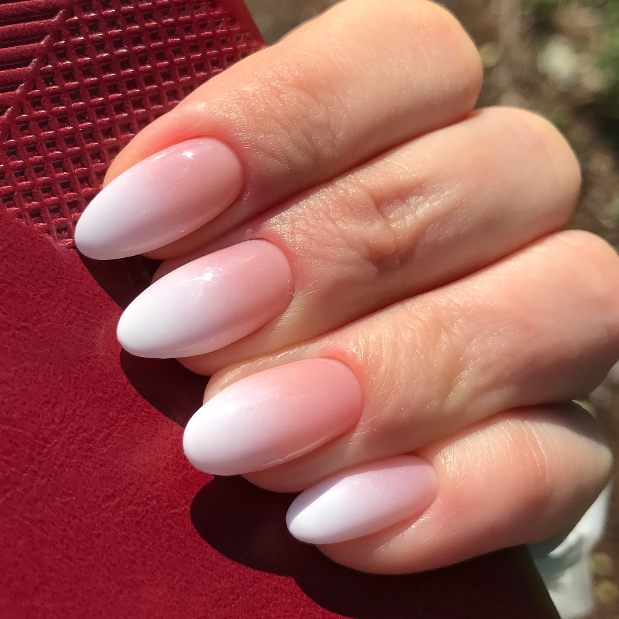 unhas clarinhas e delicadas