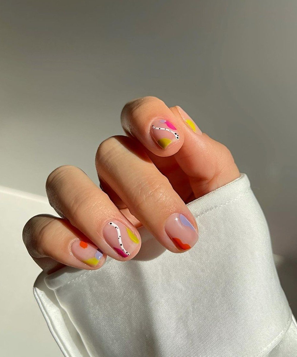 Polka Dot Nails: Como Recriar as Unhas de Poá que Voltaram à Moda