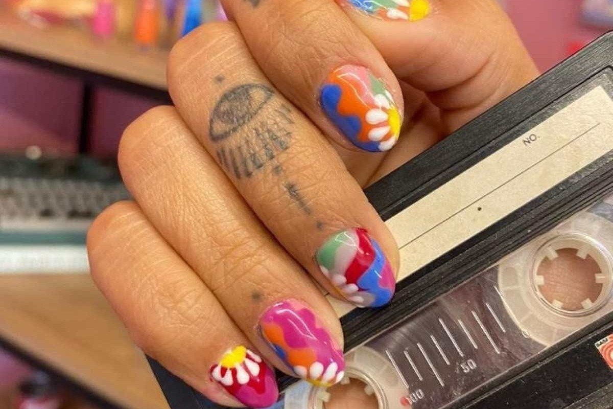 As Cores de Esmalte Neon Mais Icônicas dos Anos 80