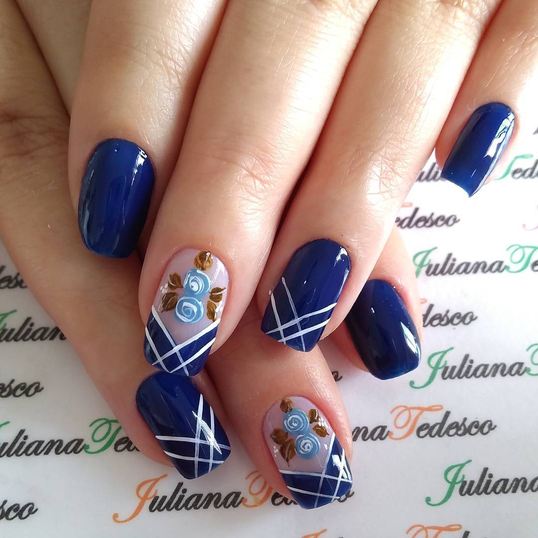 unhas decoradas azul com pedrarias