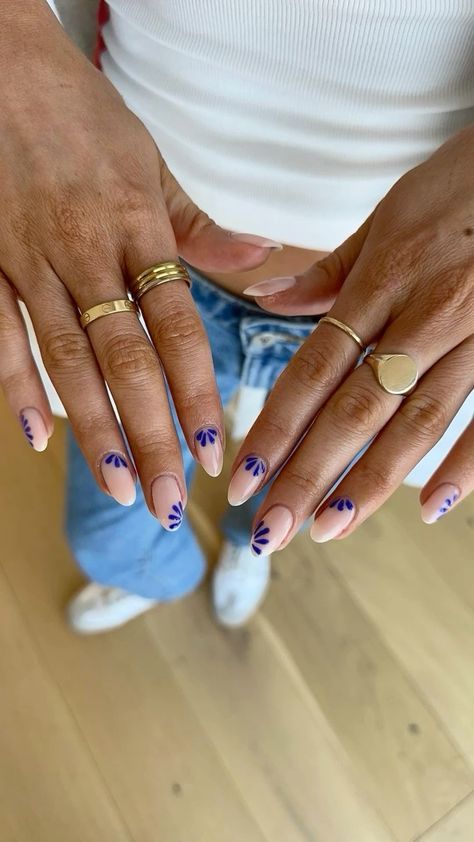 unhas decoradas azul com branco