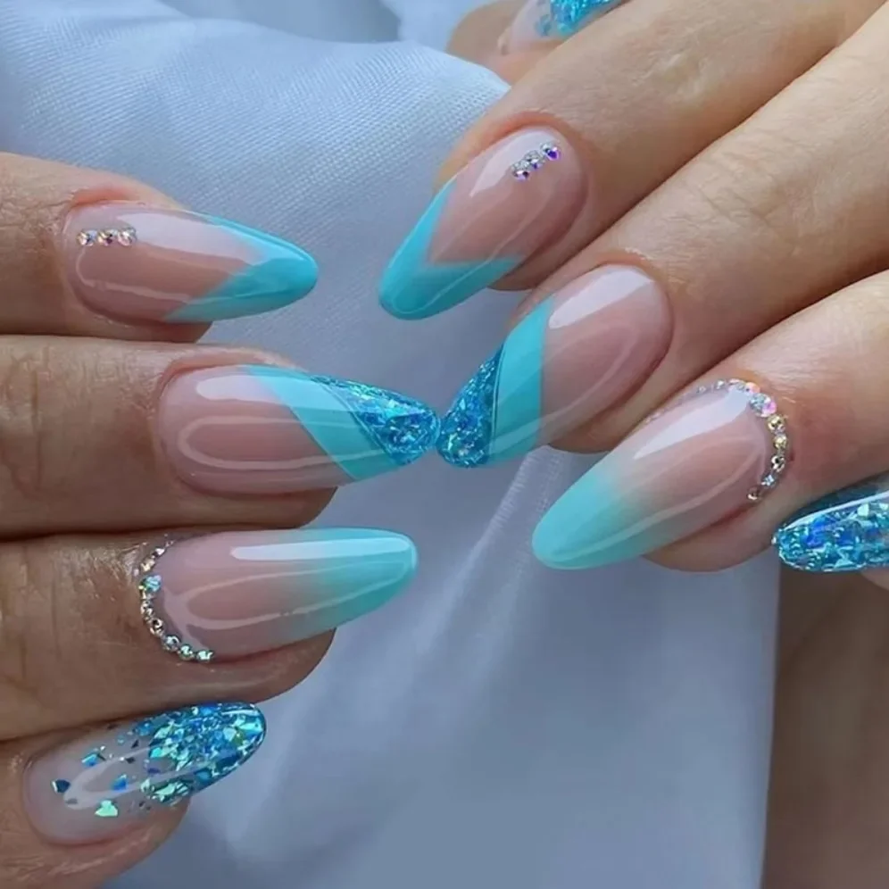 unhas decoradas azul com branco