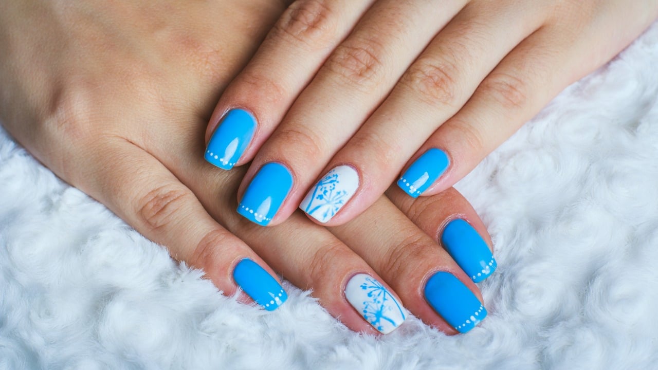 unhas decoradas azul minimalista