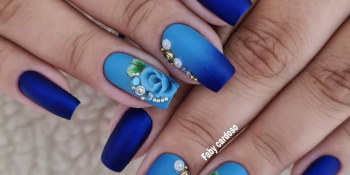 Adesivos de Unha vs. Películas: Qual a Melhor Opção para sua Manicure?