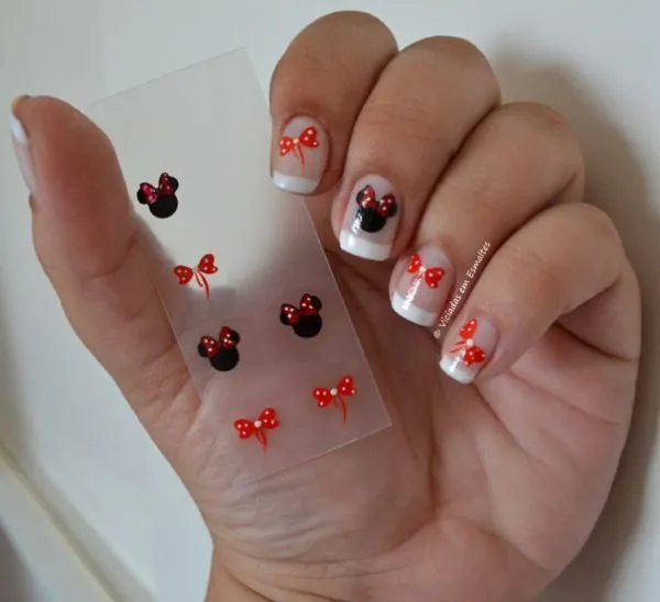 Adesivos de Unha vs. Películas: Qual a Melhor Opção para sua Manicure?