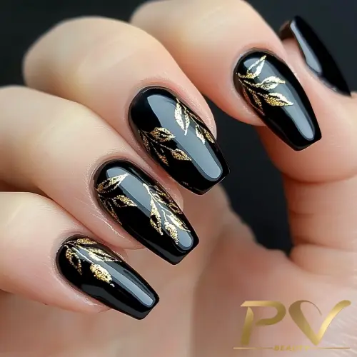 unhas decoradas com esmalte preto