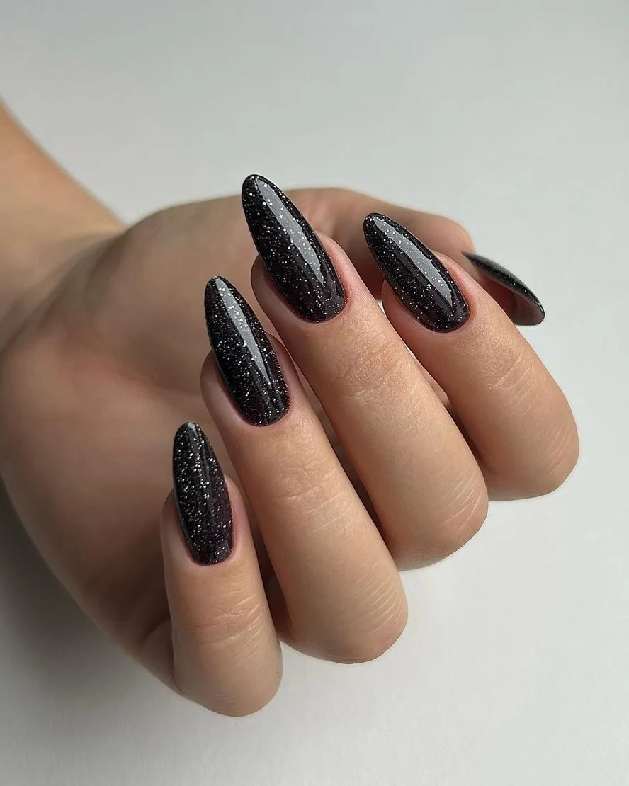 unhas decoradas com esmalte preto