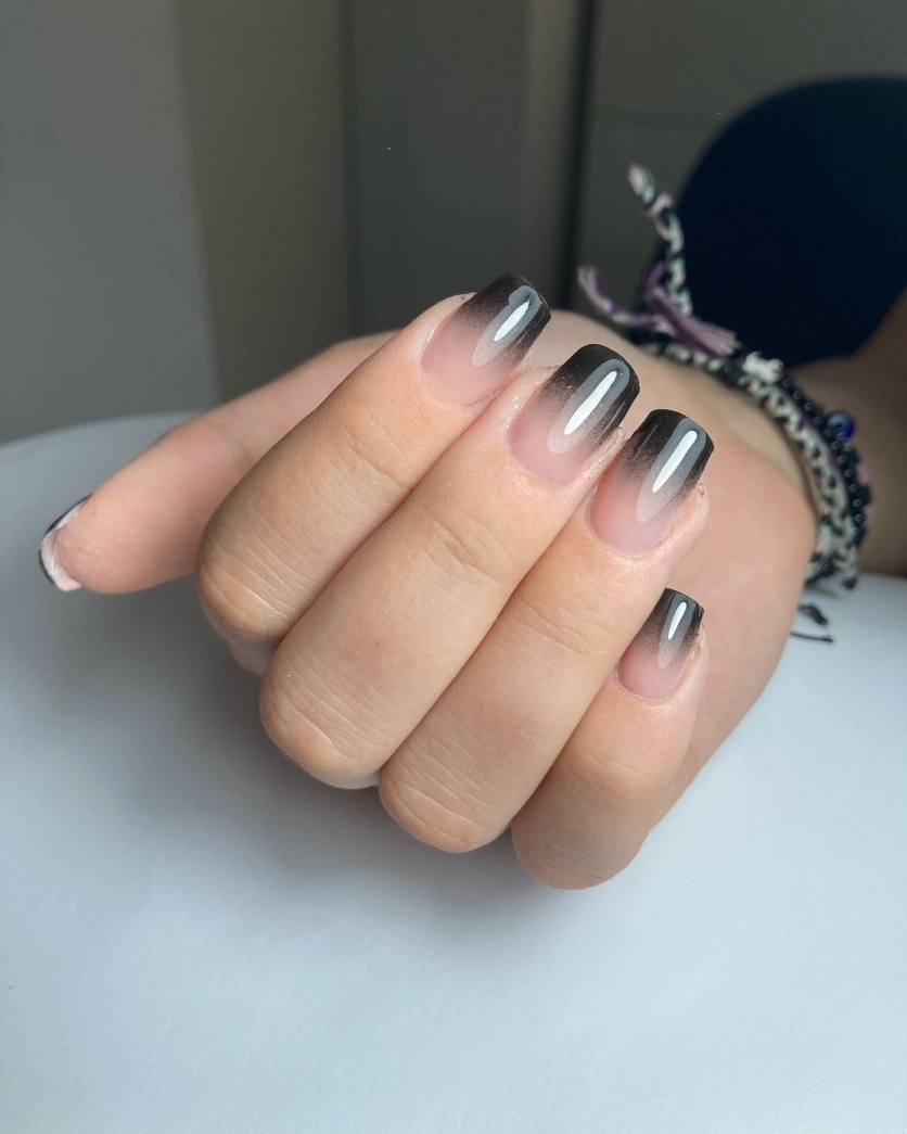 unhas decoradas com esmalte preto