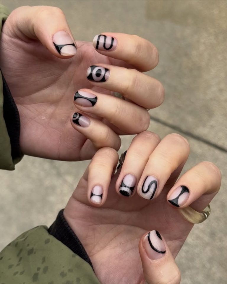 unhas decoradas com esmalte preto