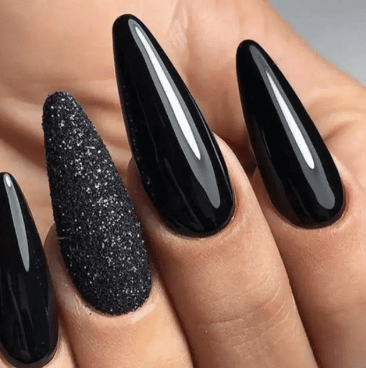 unhas decoradas com esmalte preto