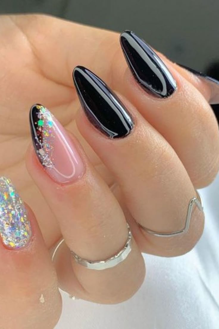 unhas decoradas com esmalte preto