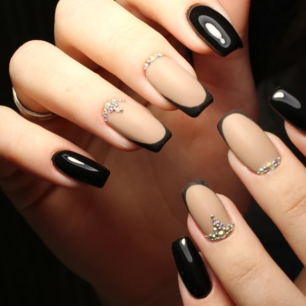 unhas decoradas com esmalte preto