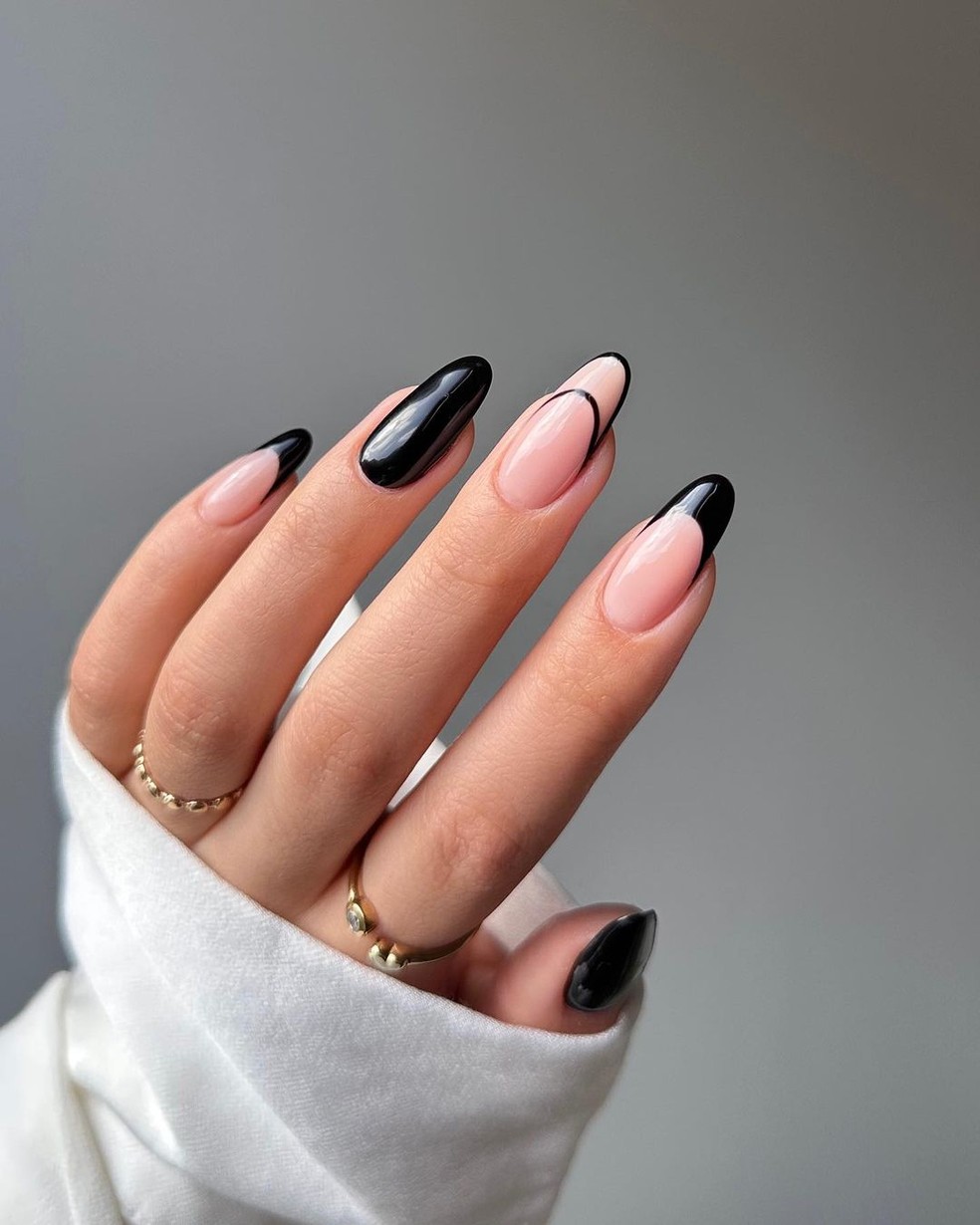 unhas decoradas com esmalte preto