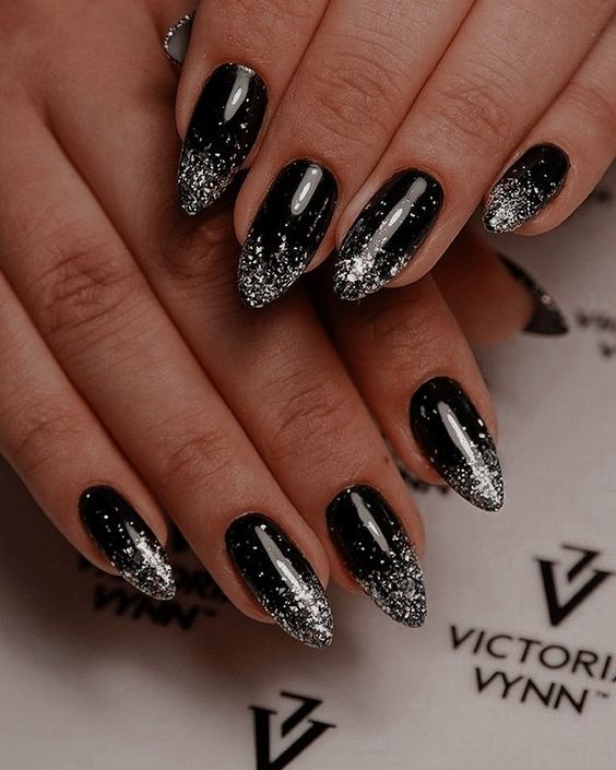 unhas decoradas com esmalte preto