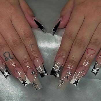 unhas decoradas com pingentes