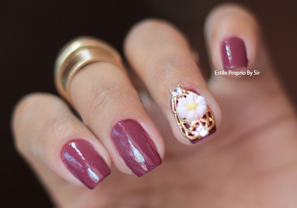 unhas decoradas com pingentes