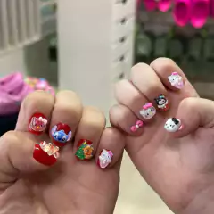 unhas decoradas com pingentes