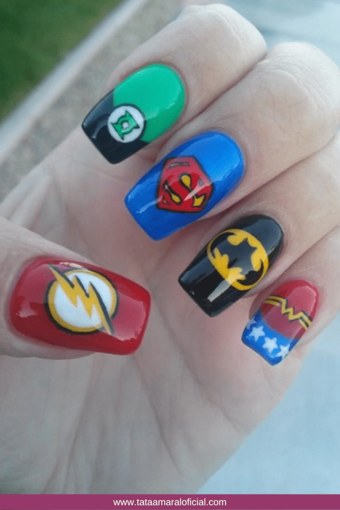 Inspirações de Nail Art da Mulher-Maravilha para Todas as Ocasiões