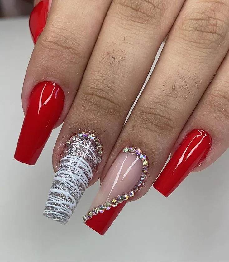 unhas vermelhas com dourado