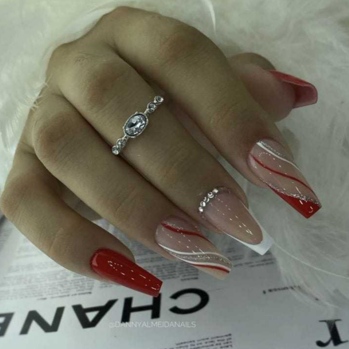 unhas vermelhas curtas decoradas