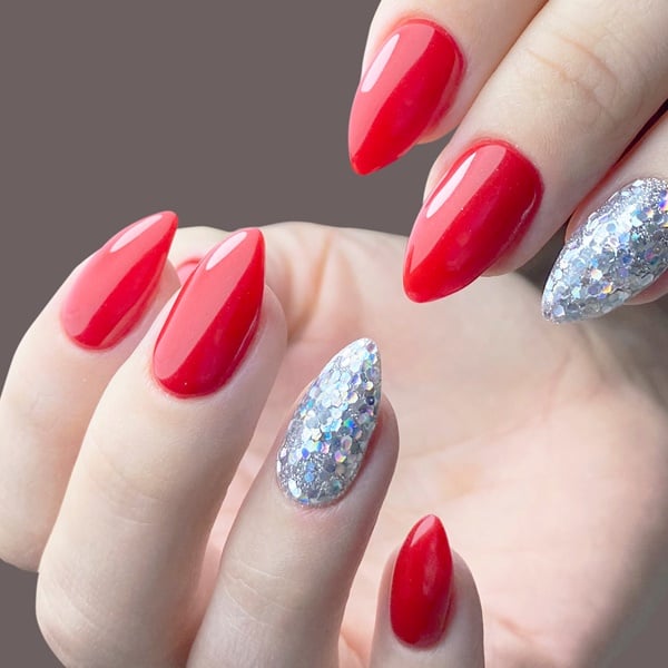 unhas decoradas vermelho com dourado