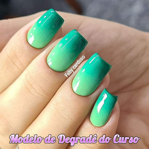 Inspirações de Unhas Degradê com Glitter para Festas