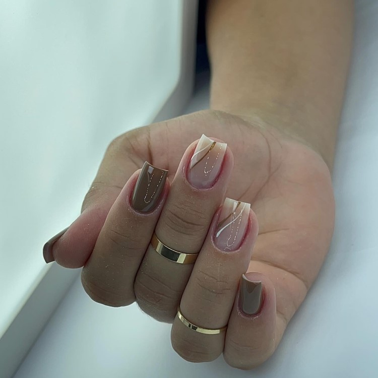 unhas em tons pastel