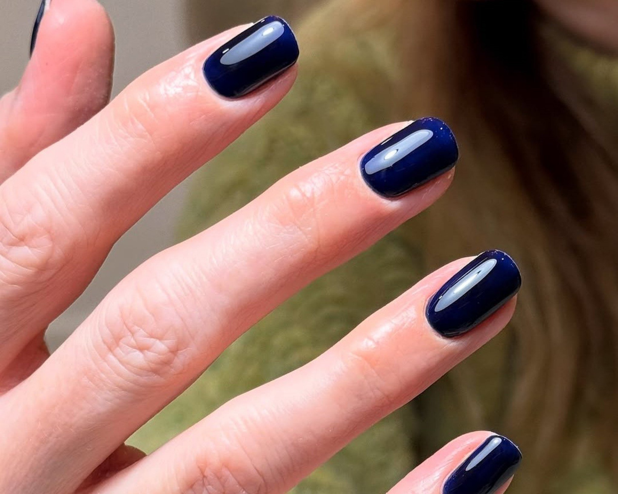 unhas azul profundo