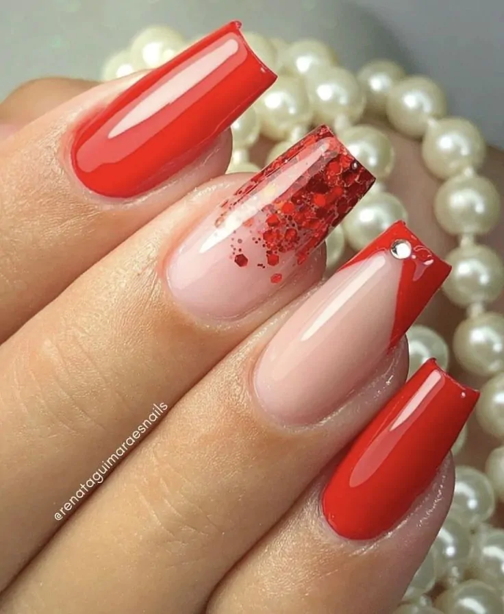 unhas em gel vermelha