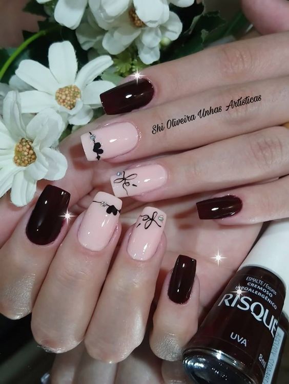 unhas stiletto pretas foscas com detalhes dourados